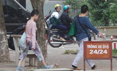 Hiếm khi hai mẹ con chị Trần Thị Hồng N. ra ngo&agrave;i.