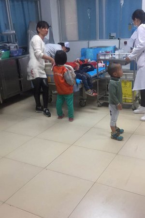 Trẻ em điều trị tại bệnh viện sau vụ tấn công. Ảnh: KAIXIAN