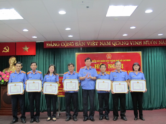 Nhiều cá nhân được trao tặng bằng khen