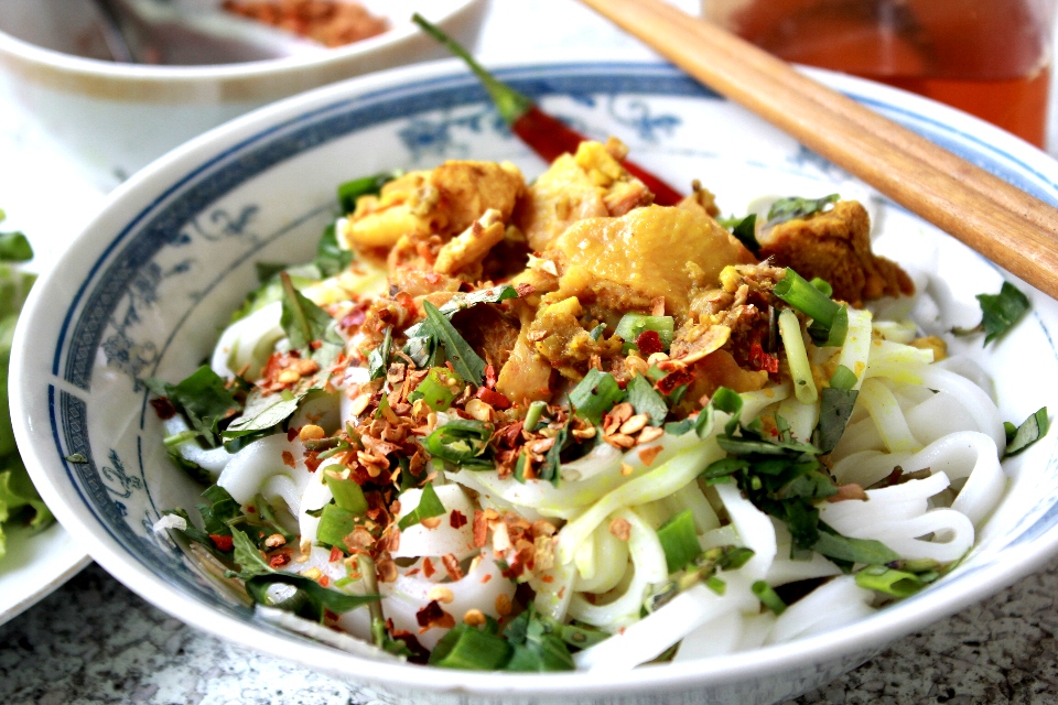 Độc đáo quán mì gà bình dân 5.000 đồng