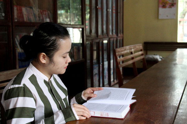 Những lúc rảnh rỗi, Dung lại tìm đến sách để làm thanh sạch tâm hồn.