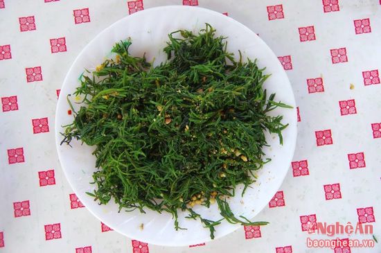 
Rau nh&oacute;t l&agrave; loại c&acirc;y mọc b&ecirc;n bờ s&ocirc;ng nước mặn, thường c&oacute; ở v&ugrave;ng biển Quỳnh. Rau nh&oacute;t được xem l&agrave; lo&agrave;i c&acirc;y đặc sản ri&ecirc;ng c&oacute; ở địa phương n&agrave;y. Ch&iacute;nh m&oacute;n rau nh&oacute;t đ&atilde; l&agrave;m n&ecirc;n n&eacute;t độc đ&aacute;o của b&aacute;nh kho&aacute;i chợ Ng&ograve;. Rau nh&oacute;t sau khi l&agrave;m sạch th&igrave; phải luộc l&ecirc;n để rau bớt mặn, trộn với ch&uacute;t lạc rang.

