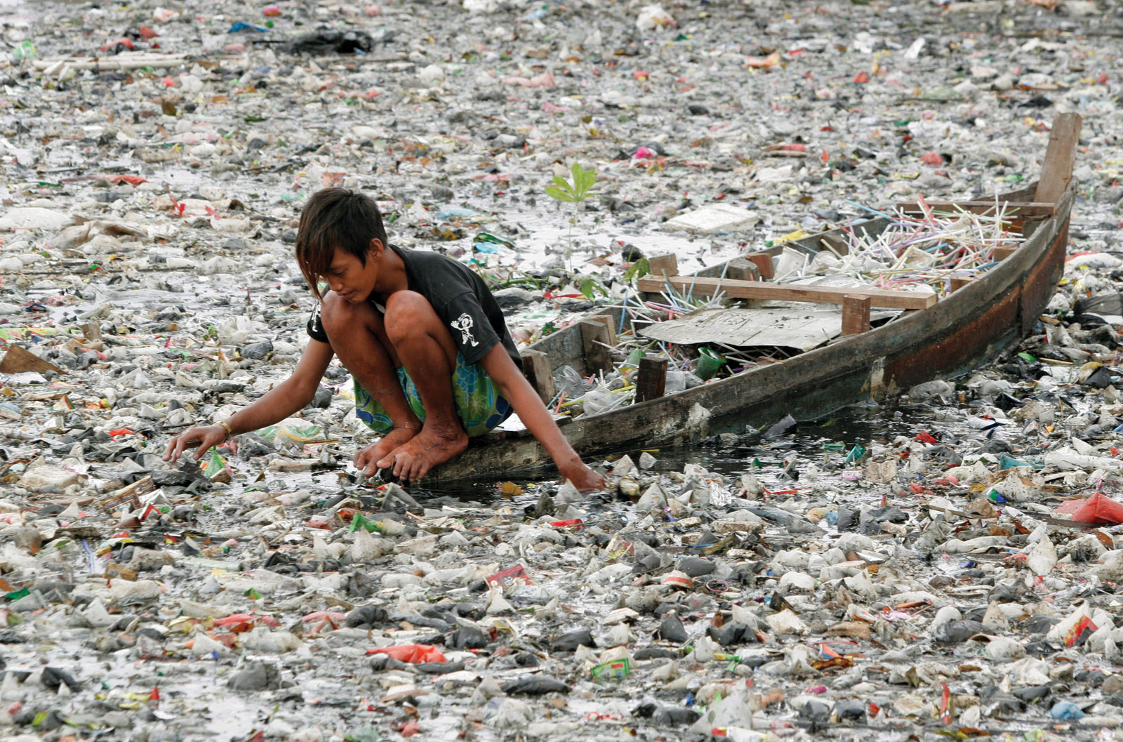 Rác phủ kín bề mặt một dòng sông ở thủ đô Jakarta – Indonesia. Ảnh: Britannica