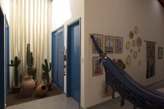 Một góc nhà được decor ấn tượng bằng những món đồ dễ kiếm như bình gốm, những món đồ tre đan.