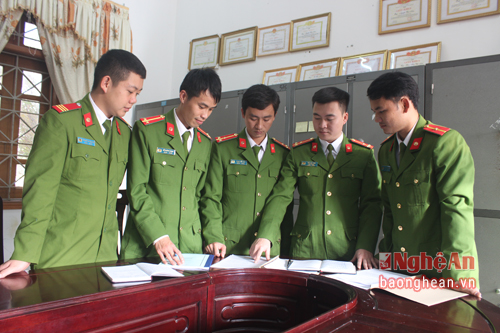 Công an huyện Nghĩa Đàn triển khai phương án vây bắt đối tượng. Ảnh: Trung Đức