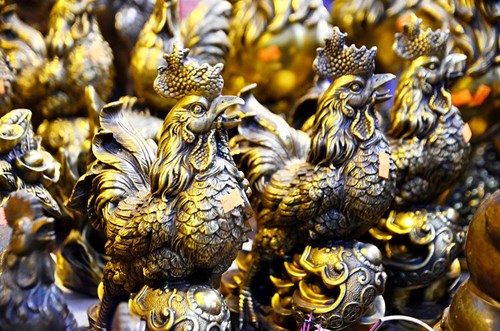 Theo ghi nhận của ph&oacute;ng vi&ecirc;n, tại một số chợ Tết, chợ đồ cũ,... xuất hiện nhiều cửa h&agrave;ng b&aacute;n những ch&uacute; g&agrave; l&agrave;m bằng đồng ch&agrave;o đ&oacute;n năm Đinh Dậu.