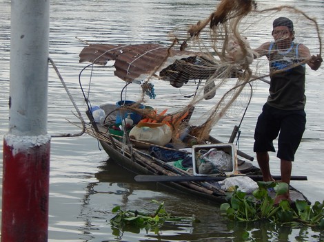 
C&ocirc;ng việc mưu sinh của người d&acirc;n x&oacute;m ch&agrave;i &acirc;m thầm đi qua m&ugrave;a xu&acirc;n.
