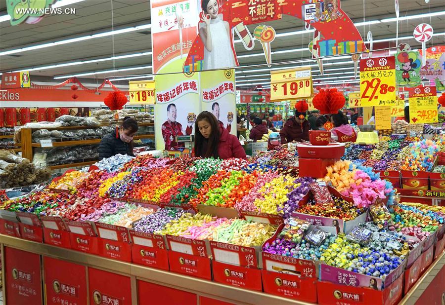 Người dân chọn mua bánh mứt ngày giáp Tết ở TP Tam Hà, tỉnh Hà Bắc, Trung Quốc. Ảnh: TÂN HOA XÃ