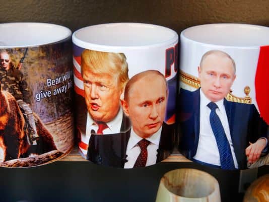 
Cuộc trao đổi giữa l&atilde;nh đạo Nga &ndash; Mỹ cũng sẽ l&agrave; đề t&agrave;i được phe chỉ tr&iacute;ch &ocirc;ng Trump b&aacute;m s&aacute;t. Ảnh: AP
