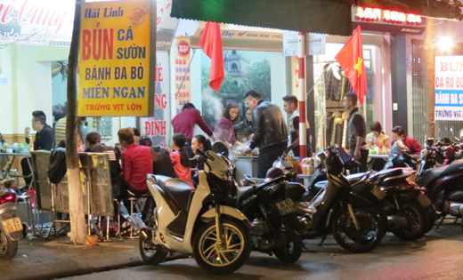 Hàng ăn xuyên giao thừa "hốt bạc"