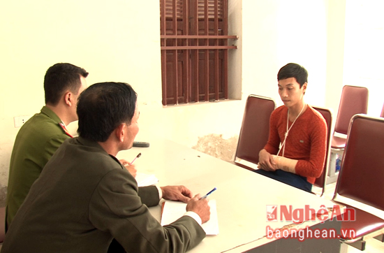 Công an lập biên bản việc em Nguyễn Quang Cương sử dụng pháo trái phép bị thương