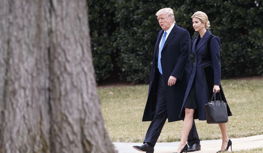 &Ocirc;ng Trump c&ugrave;ng với con g&aacute;i Ivanka đ&atilde; đến căn cứ kh&ocirc;ng qu&acirc;n Dover bằng chiếc trực thăng tổng thống Marine One. Ảnh: AP