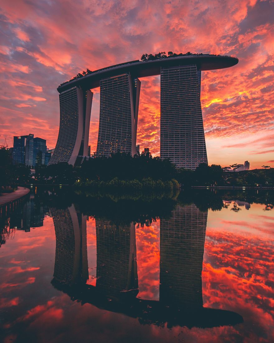 Marina Bay Sands được thiết kế như một du thuyền nằm trên ba tòa nhà chọc trời