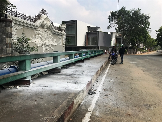 Hiện trường vụ việc tại cầu Ông Hoá (khu Thảo Điền, quận 2, TP HCM)