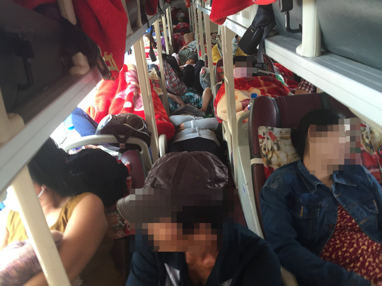 
Từ th&ocirc;ng tin của h&agrave;nh kh&aacute;ch, CSGT đ&atilde; đ&oacute;n l&otilde;ng v&agrave;o l&uacute;c nửa đ&ecirc;m để y&ecirc;u cầu dừng lại kiểm tra.
