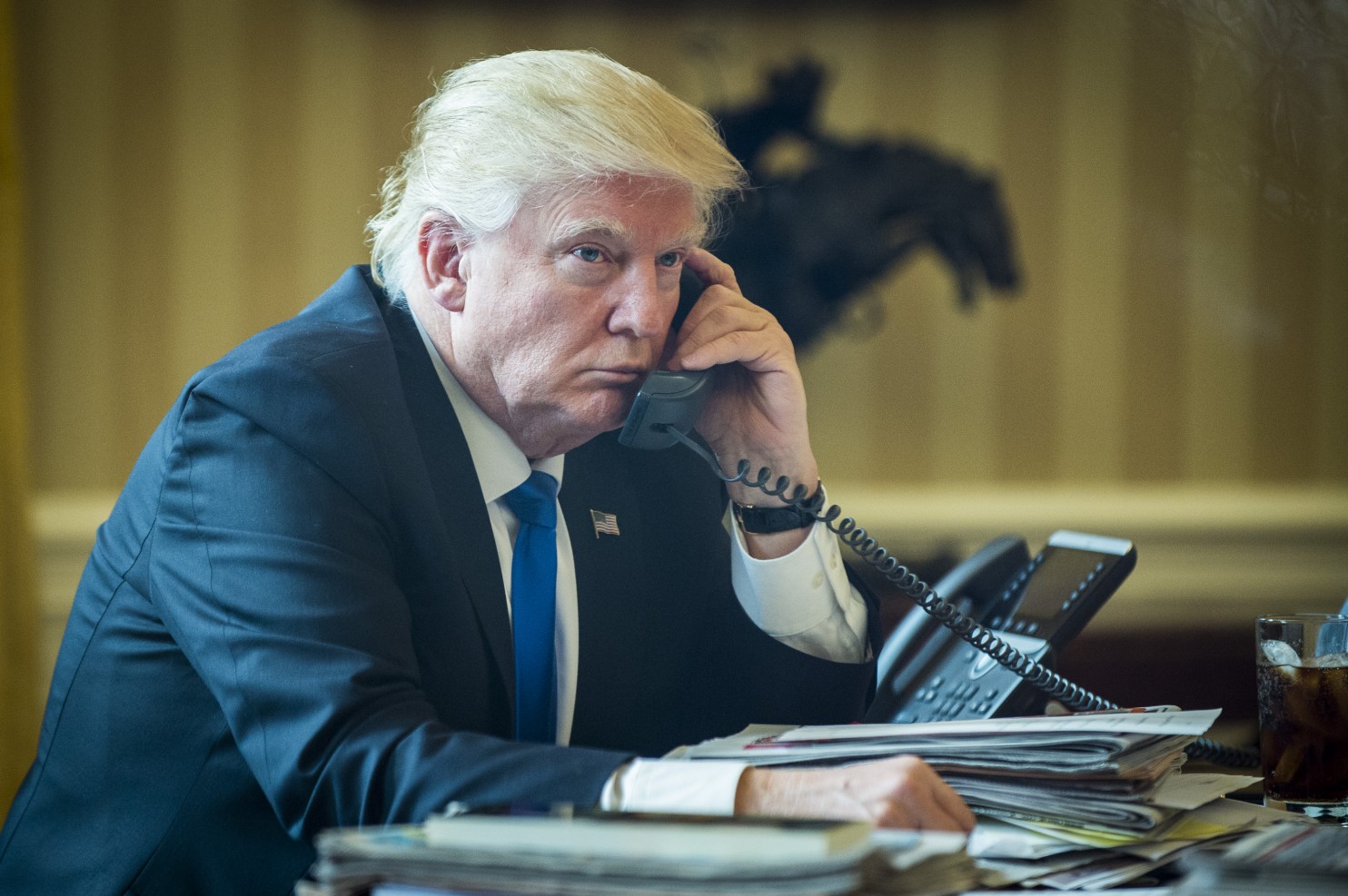 Tổng thống Trump điện đàm với Tổng thống Putin hôm 28-1 Ảnh: BLOOMBERG