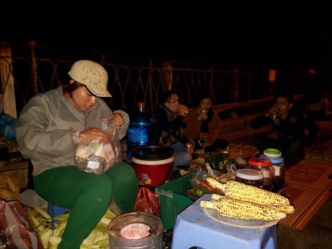 
Những chị b&aacute;n h&agrave;ng kiếm ăn giữa đ&ecirc;m.
