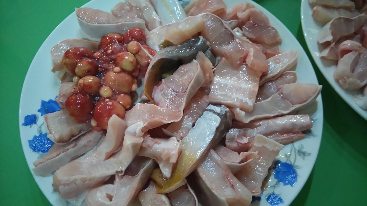 
C&aacute; th&uacute;t th&iacute;t được cắt th&agrave;nh từng miếng nhỏ vừa ăn
