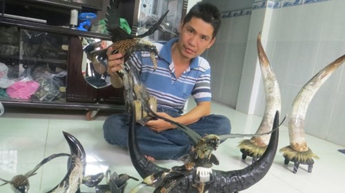 
Anh Vinh b&ecirc;n c&aacute;c t&aacute;c phẩm của m&igrave;nh.
