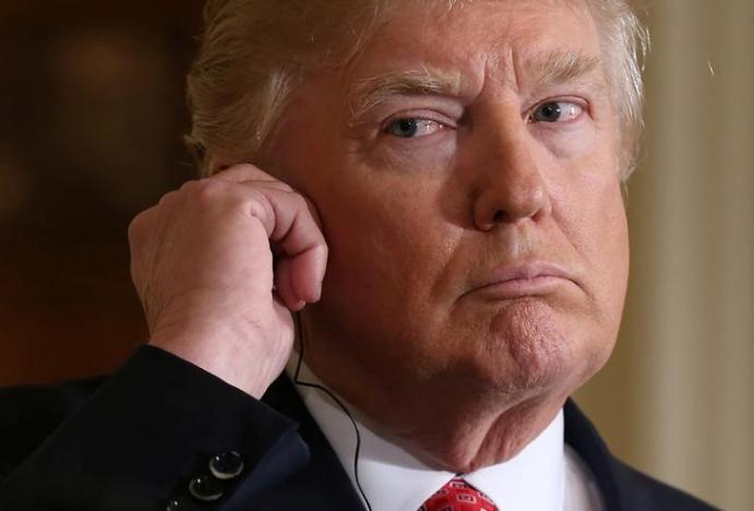 Tổng thống Trump tại cuộc họp b&aacute;o với Thủ tướng Nhật Abe h&ocirc;m 10-2 Ảnh: REUTERS