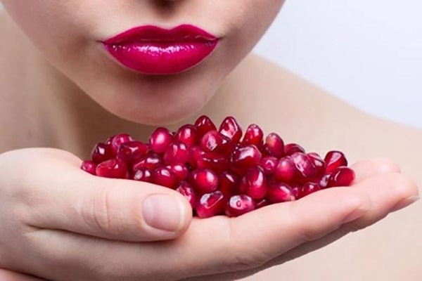 
Khi mua lựu lưu &yacute; chọn những quả c&ograve;n tươi, hạt to
