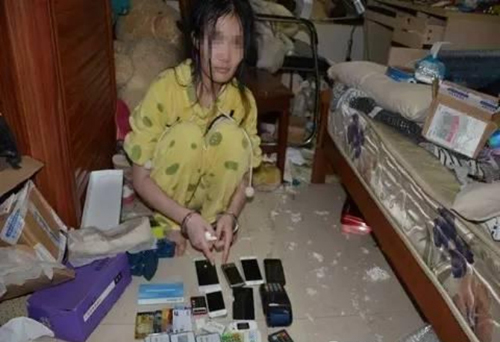 Hacker Trung Quốc sống trong căn phòng bẩn như bãi rác