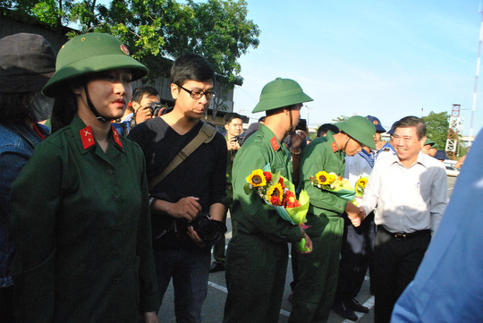 Chủ tịch UBND TP HCM Nguyễn Thành Phong động viên các tân binh