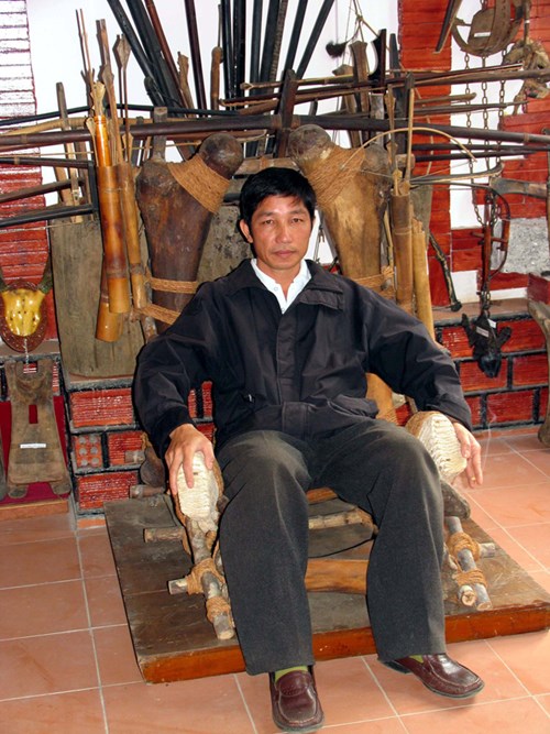 Vị thượng tá và chiếc ghế "có 1 không 2" của “vua voi”