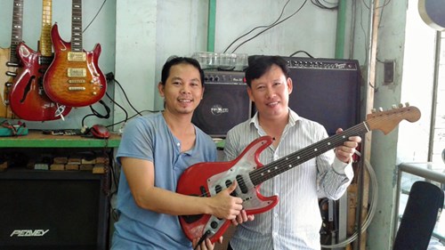 Tác giả và nghệ nhân Nguyễn Hoàn (trái) với một cây đàn điện cổ Việt Nam sản xuất năm 1963.