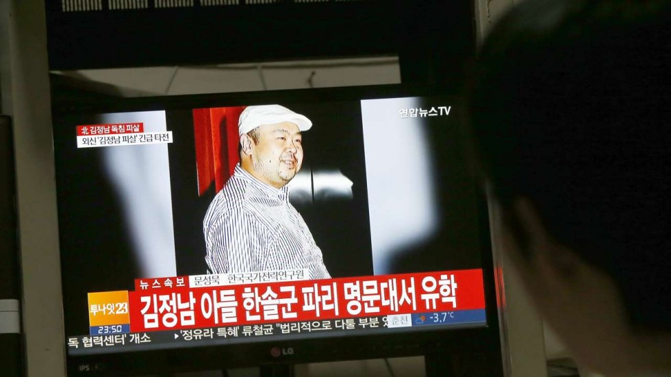 Truyền h&igrave;nh H&agrave;n Quốc đưa tin về c&aacute;i chết của &ocirc;ng Kim Jong-nam. Ảnh: EPA