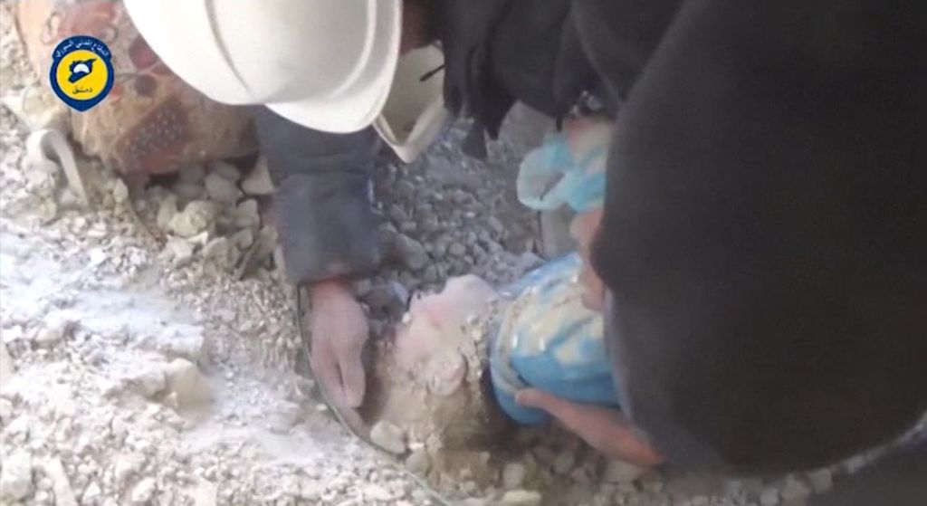Cận cảnh tìm thấy em bé kì diệu Syria trong ngôi nhà trúng bom