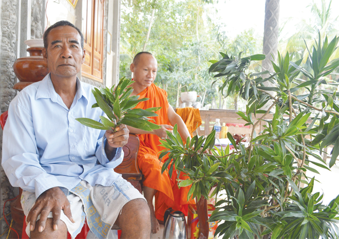 
&Ocirc;ng Phonl v&agrave; loại thảo dược trị rắn cắn.
