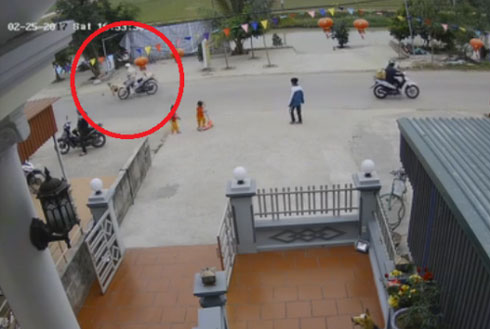 Clip: Băng qua đường, bé 3 tuổi bị xe máy tông xa vài mét