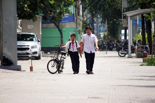 Ng&agrave;y 28-2, nhiều lề đường khu vực quận 1 như L&ecirc; Duẩn, Phạm Ngọc Thạch, Nam Kỳ Khởi Nghĩa, Đồng Khởi, Nguyễn Huệ, Nguyễn Trung Trực... đ&atilde; kh&aacute; th&ocirc;ng tho&aacute;ng.