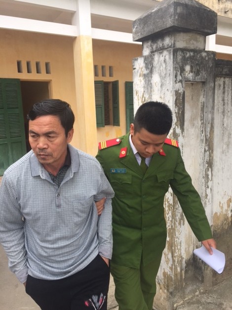 Dẫn giải đối tượng Phạm Văn Trà về trại tạm giam.