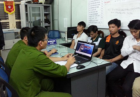 
Cảnh s&aacute;t c&ocirc;ng nghệ cao đấu tranh với tội phạm sử dụng c&ocirc;ng nghệ cao trộm cắp th&ocirc;ng tin thẻ, chiếm đoạt t&agrave;i sản.
