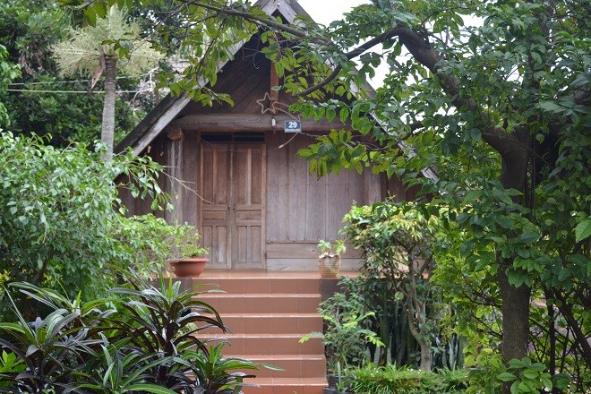 Không còn gỗ nên cầu thang cái được thay thế bằng bê tông