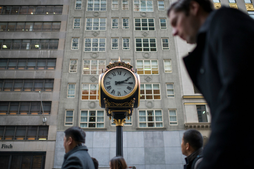 Đồng hồ của công ty Electric Time ở vỉa hè bên ngoài tháp Trump. Ảnh: NYTimes