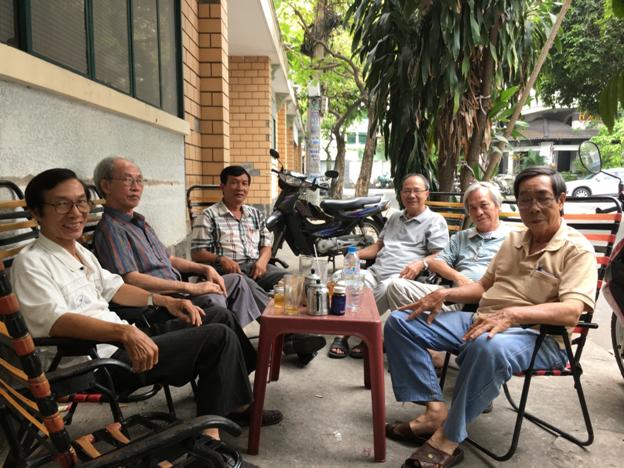 Đàn ông, cà phê và “bà tám”
