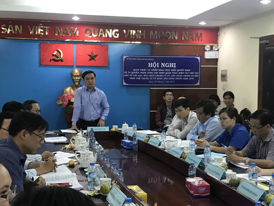 Ông Trần Trọng Tuấn, Giám đốc Sở Xây dựng TP HCM (đứng) đặt mục tiêu trong năm 2017 phải khởi công 3 công trình cải tạo chung cư cũ xây dựng trước 1975.