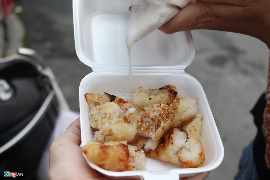 
Chuối nếp nướng ăn k&egrave;m nước cốt dừa v&agrave; m&egrave; rang v&agrave;ng. M&oacute;n ăn n&agrave;y c&oacute; gi&aacute; 8.000-10.000 đồng một phần.
