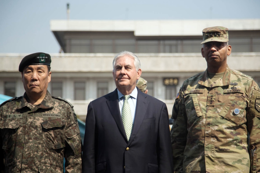 
Ngoại trưởng Mỹ Rex Tillerson (giữa) trong chuyến thăm hai ng&agrave;y tới H&agrave;n Quốc v&agrave;o ng&agrave;y 17-3 Ảnh: STARS AND STRIPES
