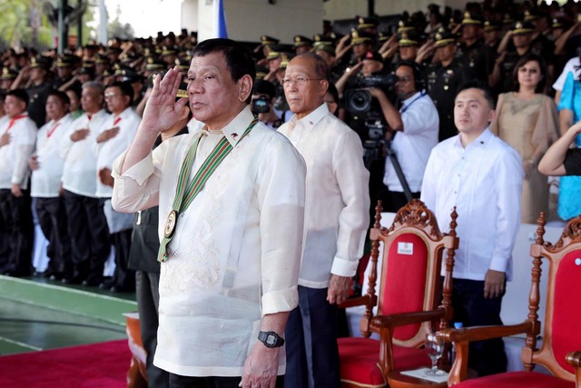 
Tổng thống Rodrigo Duterte v&agrave; Bộ trưởng Quốc ph&ograve;ng Delfin Lorenzana (ph&iacute;a sau) Ảnh: RAPPLER
