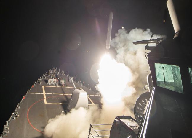 Tàu chiến Mỹ phóng tên lửa tấn công căn cứ Syria ngày 7-4. Ảnh: REUTERS