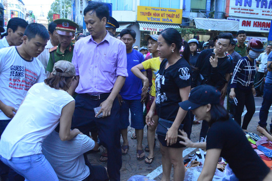 
Người d&acirc;n &ocirc;m ch&acirc;n &ocirc;ng Hưng
