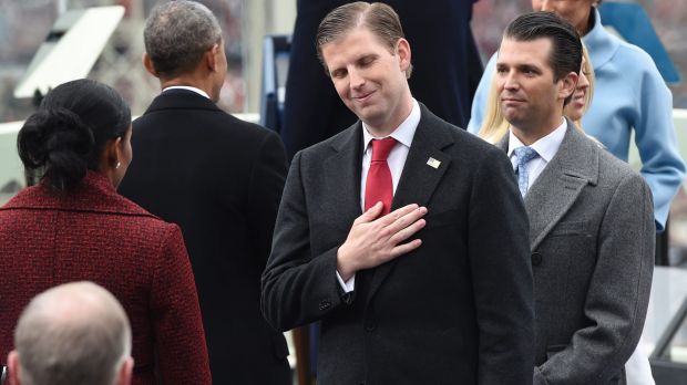 Eric Trump - con trai của &ocirc;ng Trump (giữa) Ảnh: AP