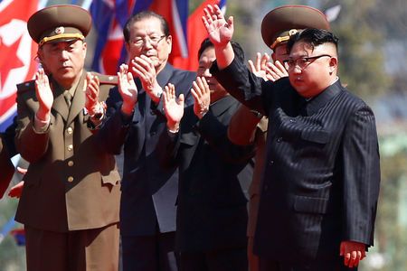 Thủ tướng Nhật sợ Triều Tiên nhồi chất độc sarin vào tên lửa