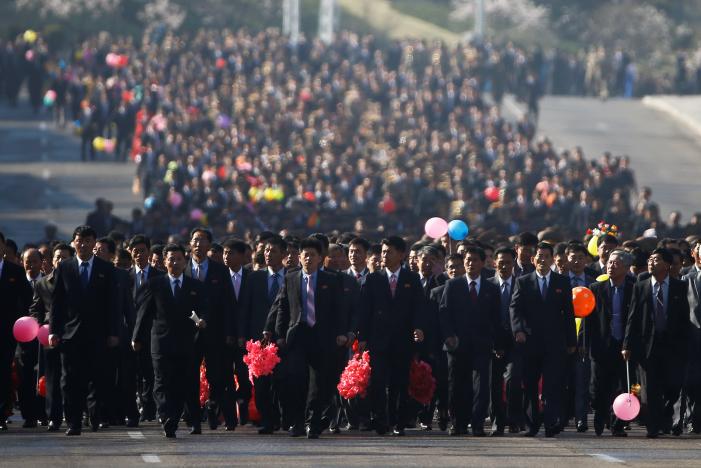 H&agrave;ng ng&agrave;n người c&oacute; mặt từ sớm tham dự sự kiện. Ảnh: Reuters