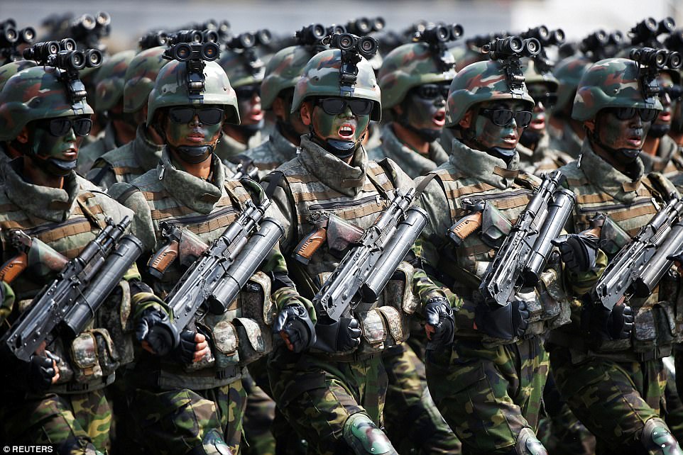 
C&aacute;c binh sĩ thuộc lực lượng đặc nhiệm Triều Ti&ecirc;n Ảnh: REUTERS

