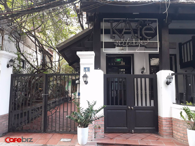 The KAfe village tại số 4 Hạ Hồi cũng trong t&igrave;nh trạng cửa đ&oacute;ng then c&agrave;i d&ugrave; mới 3 giờ chiều. Một người d&acirc;n cho biết cửa hiệu đ&atilde; đ&oacute;ng từ 1 tuần, chuẩn bị chuyển sang cho người kh&aacute;c v&agrave; kinh doanh mặt h&agrave;ng kh&aacute;c. Tuy nhi&ecirc;n th&ocirc;ng tin về việc kinh doanh sau n&agrave;y hiện chưa r&otilde;.